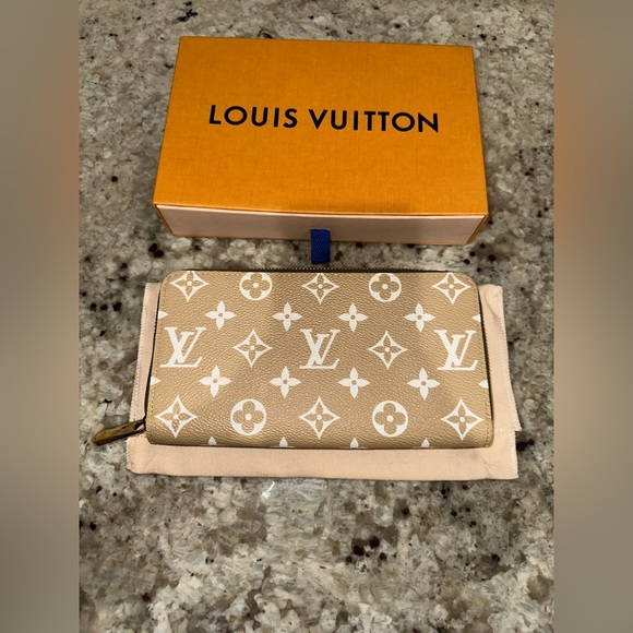 Louis Vuitton Women’s Zippy Wallet Limited Edition - Picture 2 of 11